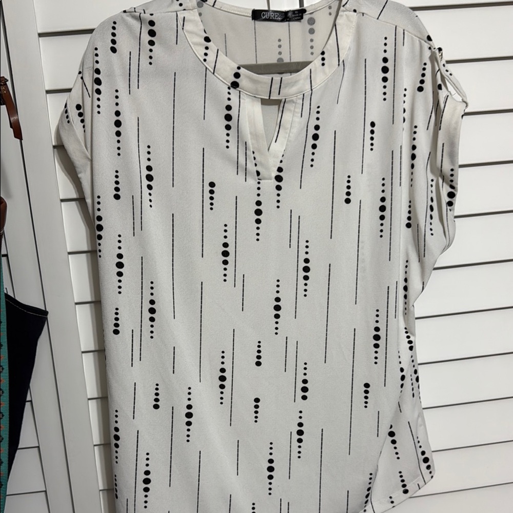 Cream Graphic Blouse with Cap Sleeves and Relaxed Fit